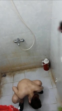 冒死爬气窗偷拍邻居家的少妇洗澡 最后被她发现了赶紧跑 截图4