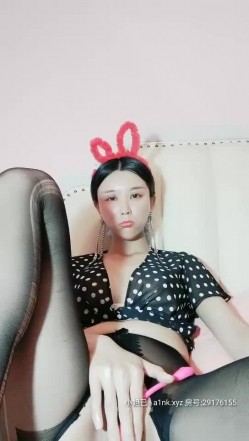 泡泡没人啊骚气苗条身材少妇道具自慰，开档黑丝扭动屁股特写假吊抽插跳蛋震动 截图1