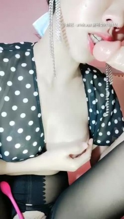 泡泡没人啊骚气苗条身材少妇道具自慰，开档黑丝扭动屁股特写假吊抽插跳蛋震动 截图3