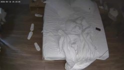 酒店偷拍女友专心玩手机我蹲后面玩她的下体被她口爆 截图1