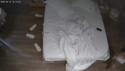 酒店偷拍女友专心玩手机我蹲后面玩她的下体被她口爆 截图3