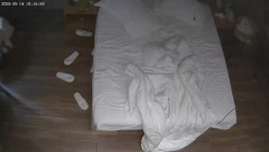 酒店偷拍女友专心玩手机我蹲后面玩她的下体被她口爆 截图4
