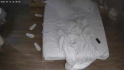 酒店偷拍女友专心玩手机我蹲后面玩她的下体被她口爆 截图5