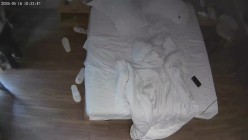 酒店偷拍女友专心玩手机我蹲后面玩她的下体被她口爆 截图7