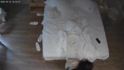 酒店偷拍女友专心玩手机我蹲后面玩她的下体被她口爆 截图8