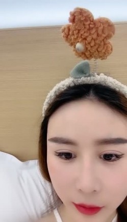 新人下海颜值女神！说话温柔嗲嗲！等男主来了收费房，细腰美腿兔兔内裤，各种姿势轮番输出 截图1
