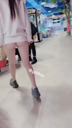 推特极限露出，长腿女神【浅浅GI9ZA】订阅，人前，公共场合，各种社死露出，诱惑农村老头 截图1