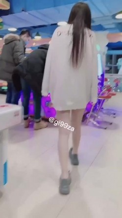 推特极限露出，长腿女神【浅浅GI9ZA】订阅，人前，公共场合，各种社死露出，诱惑农村老头 截图5