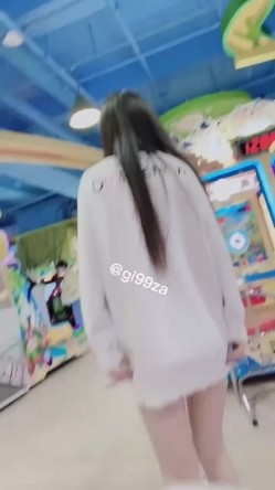 推特极限露出，长腿女神【浅浅GI9ZA】订阅，人前，公共场合，各种社死露出，诱惑农村老头 截图7