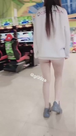 推特极限露出，长腿女神【浅浅GI9ZA】订阅，人前，公共场合，各种社死露出，诱惑农村老头 截图9