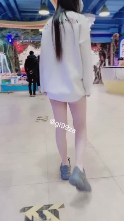 推特极限露出，长腿女神【浅浅GI9ZA】订阅，人前，公共场合，各种社死露出，诱惑农村老头 截图11