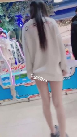 推特极限露出，长腿女神【浅浅GI9ZA】订阅，人前，公共场合，各种社死露出，诱惑农村老头 截图13