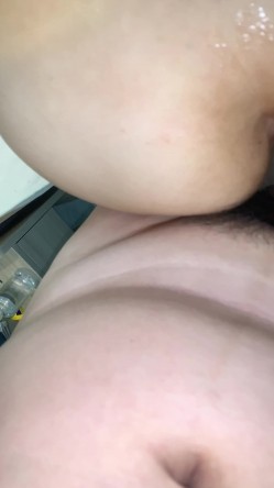偷偷跟小表妹在泰洋新居玩 她白虎逼露着吃蛋蛋 还捂脸超羞涩 截图9