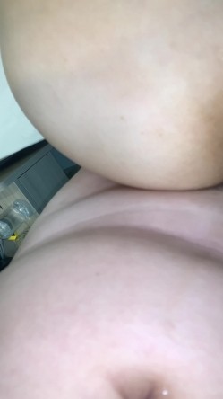 偷偷跟小表妹在泰洋新居玩 她白虎逼露着吃蛋蛋 还捂脸超羞涩 截图10