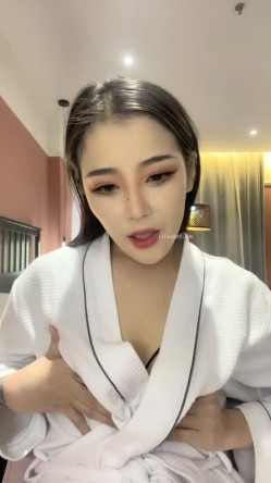 重磅！顶级女神！美到炸裂~【心戒】刚下海就被狂操！狂撸~~~！神似张馨予魅惑尤物无套内射！ 截图1