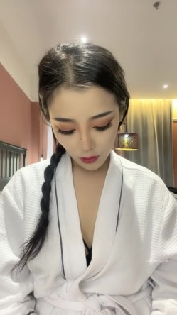 重磅！顶级女神！美到炸裂~【心戒】刚下海就被狂操！狂撸~~~！神似张馨予魅惑尤物无套内射！ 截图2