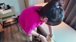 老公刚出差不久 少妇就耐不住寂寞 跑到酒店和男人偷情 穿着一身粉色短袖 齐逼小短裤看上去就和没穿一样 刚买的东西到酒店就还没来得急吃就先吃上了大鸡吧 截图1