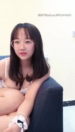 颜值不错眼镜萌妹【可爱的小骚】沙发大黑牛振动棒自慰，口交炮友后入抽插 截图1