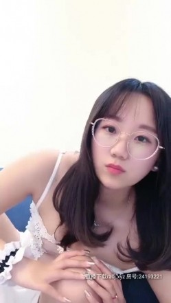 颜值不错眼镜萌妹【可爱的小骚】沙发大黑牛振动棒自慰，口交炮友后入抽插 截图7