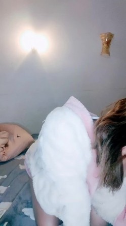 长相清纯的瘦小的妹子，剃了白虎，掰穴自慰，再和纹身男友啪啪做爱，传教士，女上位操的心花怒放 截图1