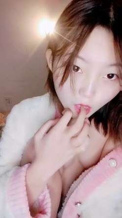 长相清纯的瘦小的妹子，剃了白虎，掰穴自慰，再和纹身男友啪啪做爱，传教士，女上位操的心花怒放 截图5