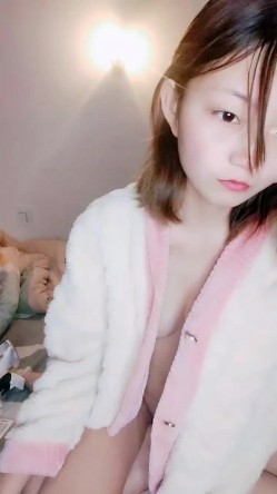 长相清纯的瘦小的妹子，剃了白虎，掰穴自慰，再和纹身男友啪啪做爱，传教士，女上位操的心花怒放 截图8