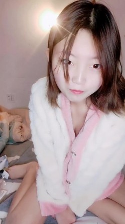 长相清纯的瘦小的妹子，剃了白虎，掰穴自慰，再和纹身男友啪啪做爱，传教士，女上位操的心花怒放 截图9