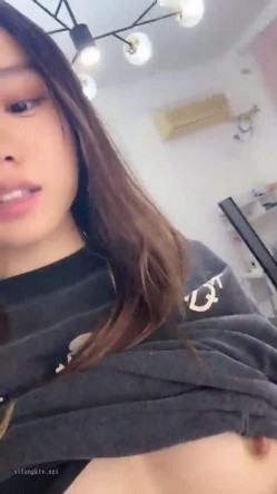 推荐！邻家女神下海！超漂亮~【玲玲】，纯欲风小美女，前凸后翘，跟男友做爱极其投入，超级过瘾，画质一流 截图1
