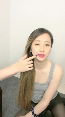 新晋极品女神降临，【日本丽央】，清纯校花，激情3P，模特身材明星脸，无毛白虎，啪啪暴插，刺激劲爆 截图1