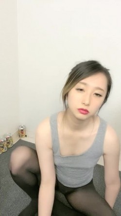 新晋极品女神降临，【日本丽央】，清纯校花，激情3P，模特身材明星脸，无毛白虎，啪啪暴插，刺激劲爆 截图2