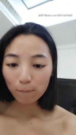 良家骚母狗露脸双手捧着哥哥的大鸡巴吃，还玩足交开档丝袜抠她骚逼浪荡呻吟，被大哥后入爆草真实刺激表情好骚 截图15
