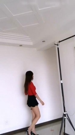 女神思瑞老虎飙车穿着性感红色透明内射内裤高跟发骚语言挑逗把围观的群众全撩得要葫芦娃 做一行爱一行啊 截图2