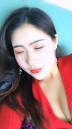 女神思瑞老虎飙车穿着性感红色透明内射内裤高跟发骚语言挑逗把围观的群众全撩得要葫芦娃 做一行爱一行啊 截图8