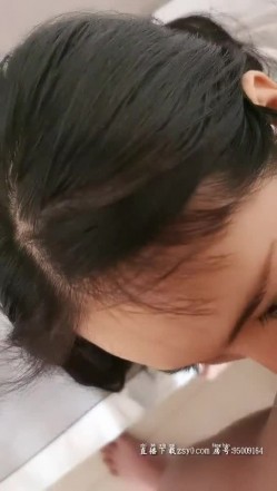 漂亮38D豪乳小姐姐边给情人打电话边享受大屌哥肉棒 跪舔吃的津津有味 这身材这骚劲不操个够可惜了 高清源码录制 截图12