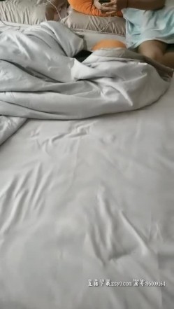 漂亮38D豪乳小姐姐边给情人打电话边享受大屌哥肉棒 跪舔吃的津津有味 这身材这骚劲不操个够可惜了 高清源码录制 截图14