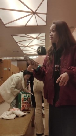 最新女主播【少女时代】 潜入温泉洗浴中心更衣室偷拍侧脸酷似杨幂的美女身材太好了还有俄罗斯美女 截图5