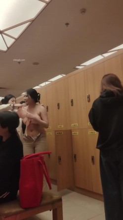 最新女主播【少女时代】 潜入温泉洗浴中心更衣室偷拍侧脸酷似杨幂的美女身材太好了还有俄罗斯美女 截图6