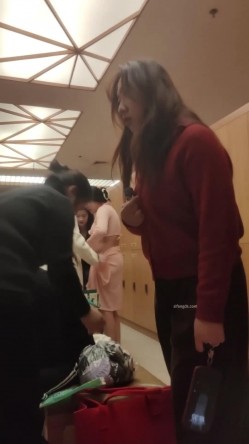 最新女主播【少女时代】 潜入温泉洗浴中心更衣室偷拍侧脸酷似杨幂的美女身材太好了还有俄罗斯美女 截图7