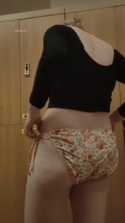 最新女主播【少女时代】 潜入温泉洗浴中心更衣室偷拍侧脸酷似杨幂的美女身材太好了还有俄罗斯美女 截图10