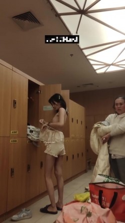 最新女主播【少女时代】 潜入温泉洗浴中心更衣室偷拍侧脸酷似杨幂的美女身材太好了还有俄罗斯美女 截图11