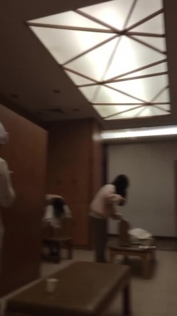最新女主播【少女时代】 潜入温泉洗浴中心更衣室偷拍侧脸酷似杨幂的美女身材太好了还有俄罗斯美女 截图12