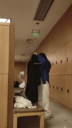 最新女主播【少女时代】 潜入温泉洗浴中心更衣室偷拍侧脸酷似杨幂的美女身材太好了还有俄罗斯美女 截图15