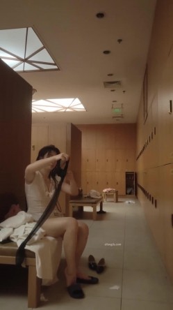 最新女主播【少女时代】 潜入温泉洗浴中心更衣室偷拍侧脸酷似杨幂的美女身材太好了还有俄罗斯美女 截图16
