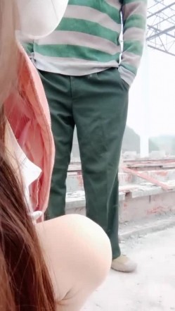 小骚妇大冬天户外勾搭大哥激情啪啪，漏出骚奶子揉捏掏出大哥鸡巴就开始舔真骚，让大哥后入爆草浪叫呻吟不断 截图3