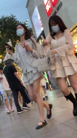 大神尾随偷拍UR级！极品一箭双雕前后CD美女姐妹花 ️jk群学生闺蜜一箭双雕透心凉 截图3