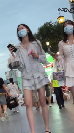 大神尾随偷拍UR级！极品一箭双雕前后CD美女姐妹花 ️jk群学生闺蜜一箭双雕透心凉 截图4