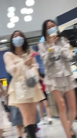大神尾随偷拍UR级！极品一箭双雕前后CD美女姐妹花 ️jk群学生闺蜜一箭双雕透心凉 截图6
