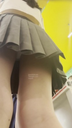 大神尾随偷拍UR级！极品一箭双雕前后CD美女姐妹花 ️jk群学生闺蜜一箭双雕透心凉 截图15
