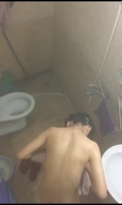 每晚最大的乐趣城中村出租屋偷窥附近的年轻打工妹洗澡 截图1