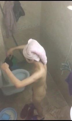 每晚最大的乐趣城中村出租屋偷窥附近的年轻打工妹洗澡 截图2